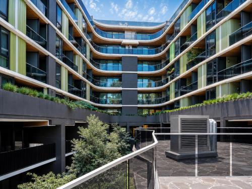 Modern 1 bedroom Hawthorn gym/pool/secure car park in Hawthorn