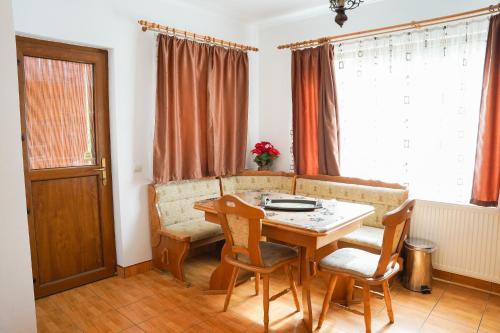 Arnota in Costești