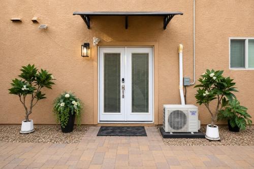Hotellet från utsidan, Private Suite Airport Tesla Charger in Laveen