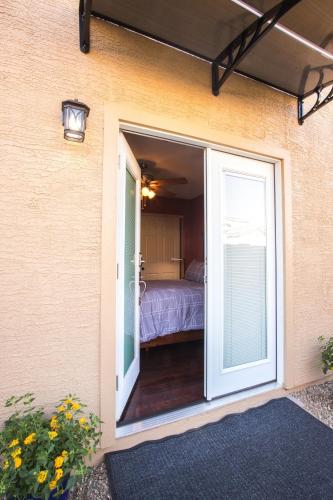 balkong/terrass, Private Suite Airport Tesla Charger in Laveen