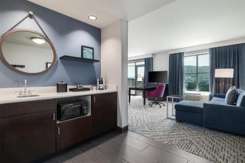 Hampton Inn & Suites - Roanoke-Downtown VA - image 30