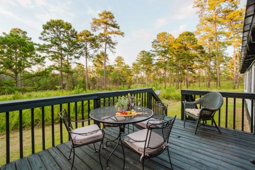 3BR Pines Cabin on 85 Acres Deck & Wildlife in Killearn Estates