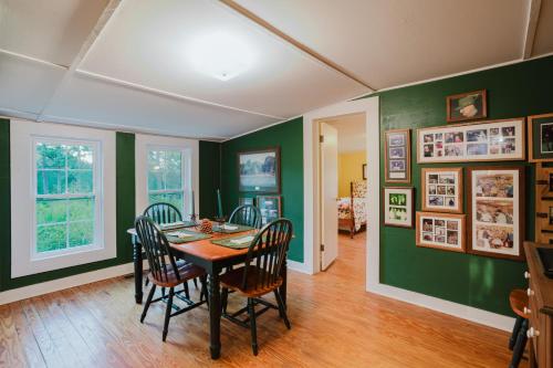 3BR Pines Cabin on 85 Acres Deck & Wildlife in Killearn Estates