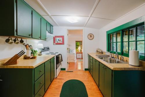 3BR Pines Cabin on 85 Acres Deck & Wildlife in Killearn Estates