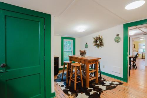 3BR Pines Cabin on 85 Acres Deck & Wildlife in Killearn Estates