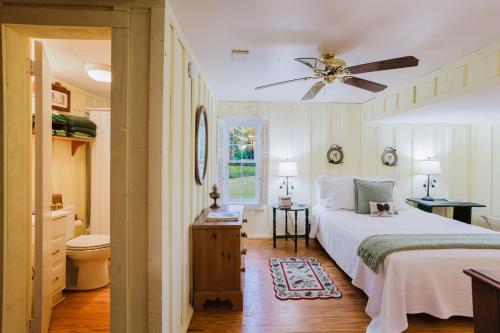 3BR Pines Cabin on 85 Acres Deck & Wildlife in Killearn Estates