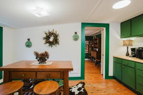 3BR Pines Cabin on 85 Acres Deck & Wildlife in Killearn Estates