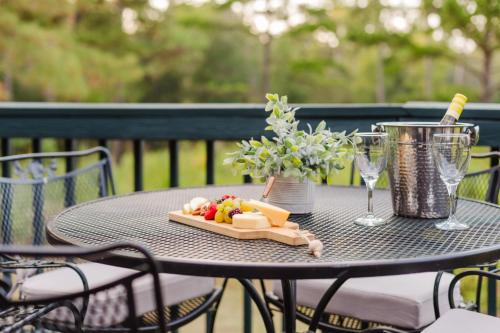 3BR Pines Cabin on 85 Acres Deck & Wildlife in Killearn Estates