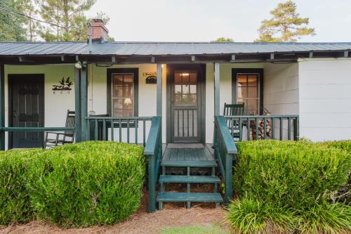 3BR Pines Cabin on 85 Acres Deck & Wildlife in Killearn Estates