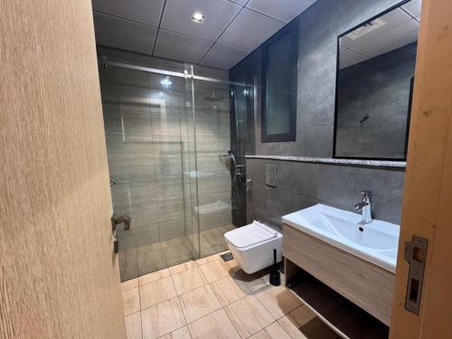 Stylish 1 Bedroom With Amazing View - image 11
