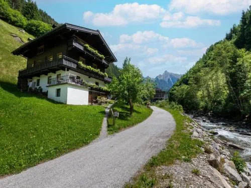 Chalet in Tirol by Zillertal Ski Slopes in Mayrhofen, Österreich