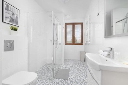 Przestronne Apartamenty Rodzinne z Miejscem do Pracy Zdalnej by Noclegi Renters - image 2