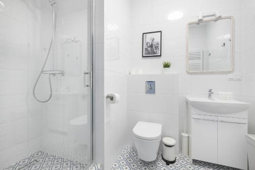 Przestronne Apartamenty Rodzinne z Miejscem do Pracy Zdalnej by Noclegi Renters - image 3