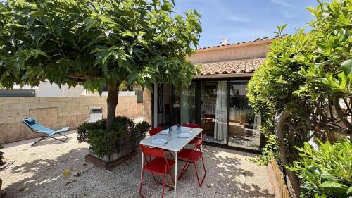 Pavillon avec grande terrasse, climatisation et piscine collective GN100-010