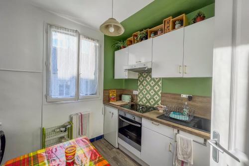 Bright apartment with rooftop view - image 3