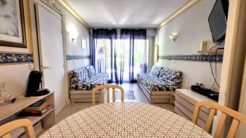 GLORIADALI’ in Avenue de Cannes