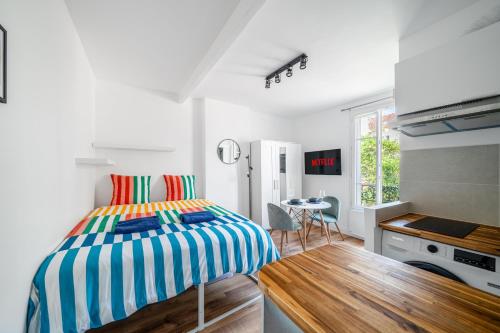 New Paris Studio Rue Roger #2 - all bills included - direct train from CDG airport