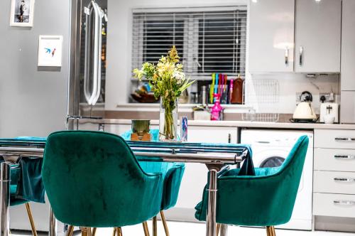 virtuve, Spacious 2BR Modern Home - Contractor Stay - Sleeps 4 - WIFI & Parking in Beech Hill