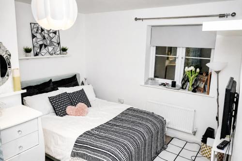 Spacious 2BR Modern Home - Contractor Stay - Sleeps 4 - WIFI & Parking in Beech Hill