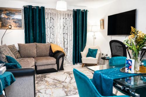 Koplietošanas atpūtas telpa ar TV, Spacious 2BR Modern Home - Contractor Stay - Sleeps 4 - WIFI & Parking in Beech Hill