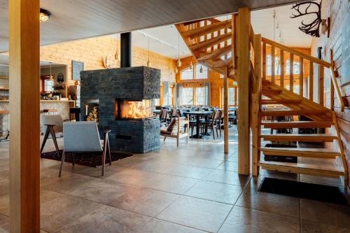 Restaurant, Pinetree Lodge in Kangos