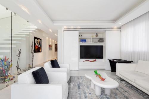 Luxe 3BR Penthouse w Jacuzzi&Parking&Mamad by HolyGuest - image 5