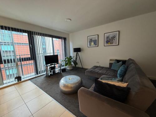 Spacious City Centre Apartment with Free Parking 5
