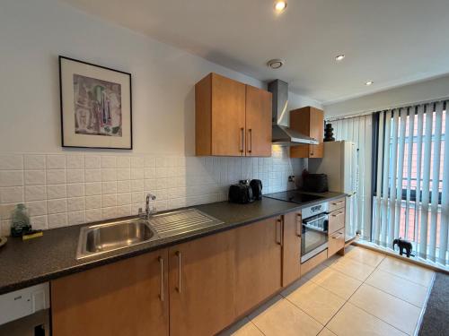 Spacious City Centre Apartment with Free Parking 3