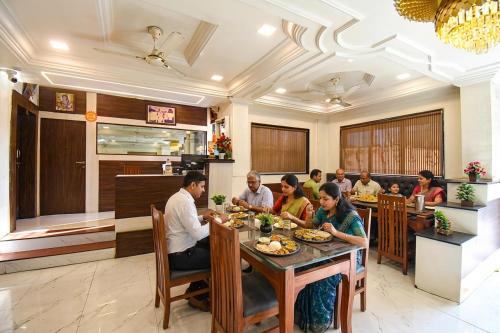 FabHotel Akshay Inn