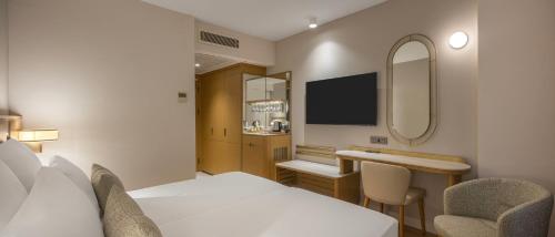 Double or twin room, garden view