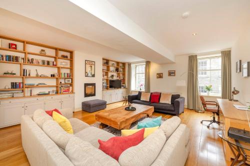 Edinburgh Central New Town Elegant 2-Bedroom Apartment in the Heart of the City, Edynburg