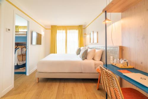 3 twin beds, 2 bunk beds