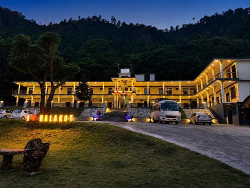 The Comfy By Hotel Mountain Track in Shogran