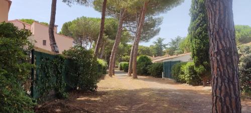 T3 cap d' Agde la roquille dans pinède jardin et parking