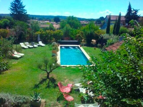 Dārzs, belle maison de village avec piscine in Saint-Quentin-la-Poterie
