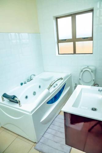 Bathroom, Cycad Palm Guest House Palapye. in Palapye