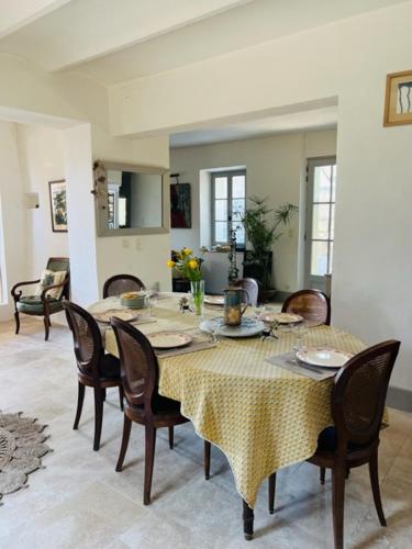 belle maison de village avec piscine in Saint-Quentin-la-Poterie