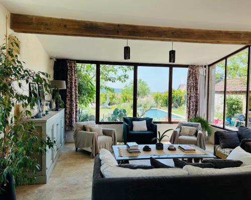 belle maison de village avec piscine in Saint-Quentin-la-Poterie