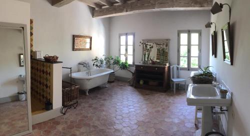 belle maison de village avec piscine in Saint-Quentin-la-Poterie