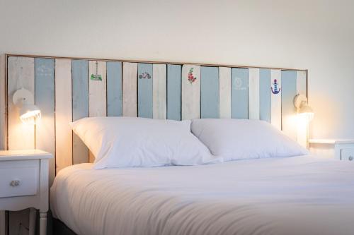 1 queen bed, 1 bunk bed