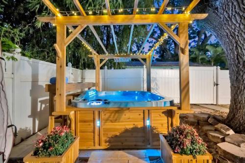Pet Friendly Downtown Home - Free Bikes & BBQ in Safety Harbor