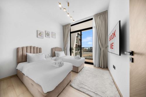 Free housekeeping visits during your stay - StayShort - Modern 3BR that Sleeps 6 in JVC with Balcony - image 8