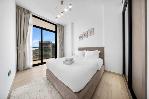 Free housekeeping visits during your stay - StayShort - Modern 3BR that Sleeps 6 in JVC with Balcony - image 14