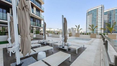 Free housekeeping visits during your stay - StayShort - Modern 3BR that Sleeps 6 in JVC with Balcony - image 12