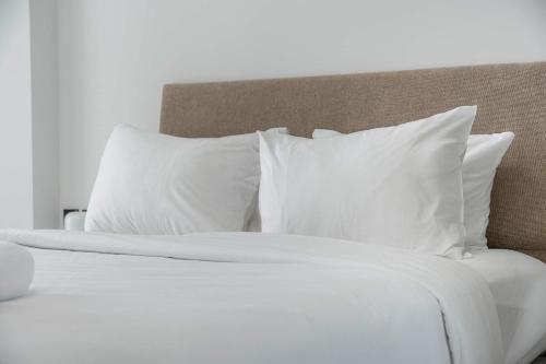 Free housekeeping visits during your stay - StayShort - Modern 3BR that Sleeps 6 in JVC with Balcony - image 7