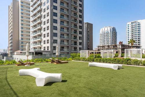 Free housekeeping visits during your stay - StayShort - 1BR in Jumeirah Village Circle for 4 with Balcony - image 12