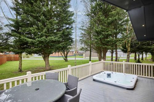 Lotus Lodge with Hot Tub, York