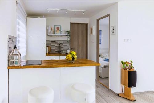 Kitchen, Az erdo melyen, a falu szelen in Balatonalmadi