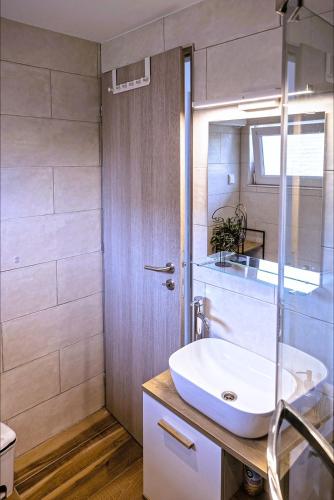 Bathroom, Az erdo melyen, a falu szelen in Balatonalmadi