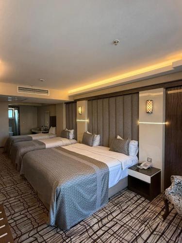 1 queen bed, 2 twin beds